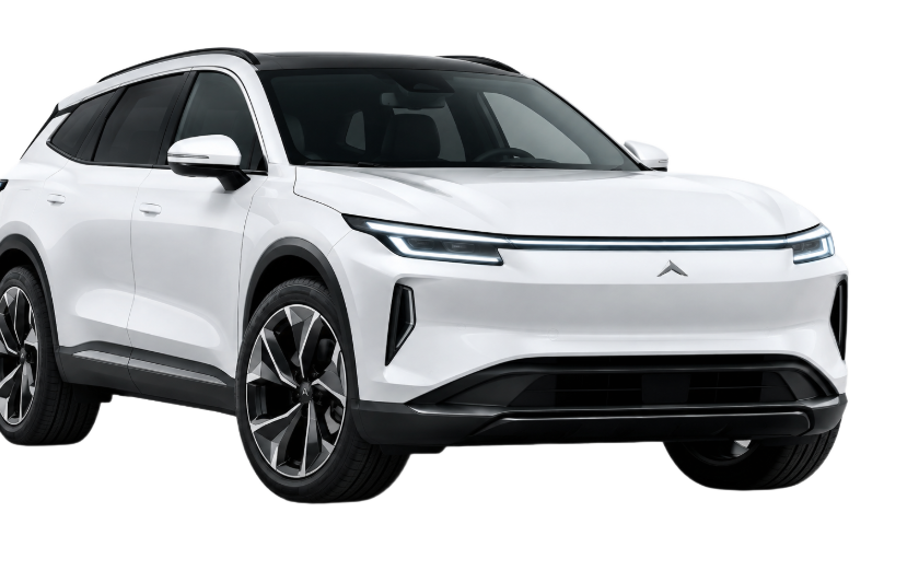 Белый футуристичный SUV электромобиль