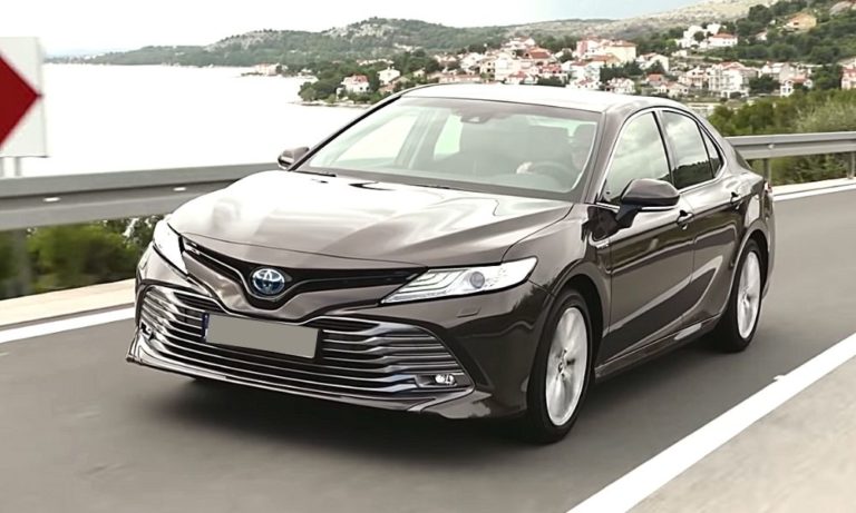 Гибридный седан Toyota Camry 2022