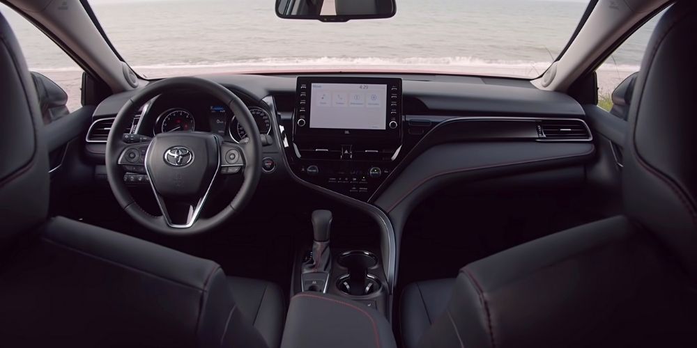 Интерьер гибридной Camry