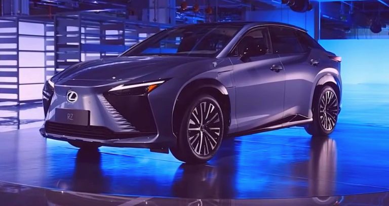 электромобиль Lexus RZ