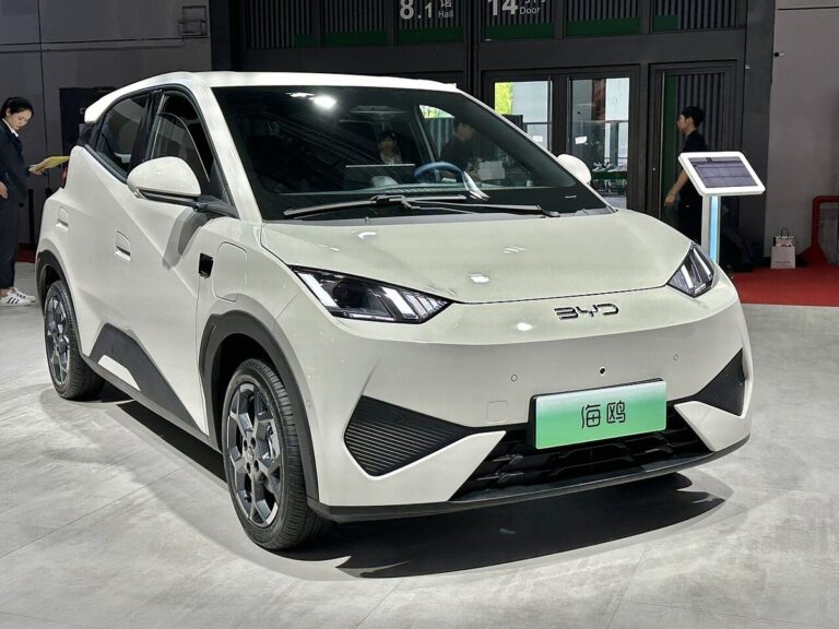 BYD Seagull первого поколения после рестайлинга на выставке, вид спереди
