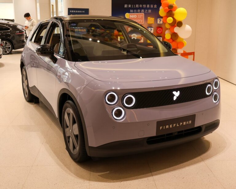 Электромобиль Firefly от NIO в автосалоне